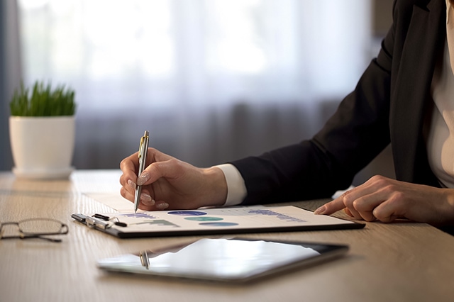 pen clipboard business chart graph