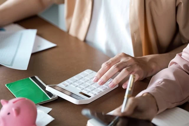 Budgeting Priorities If You're Laid Off 2 budget priorities calculator piggy bank 640