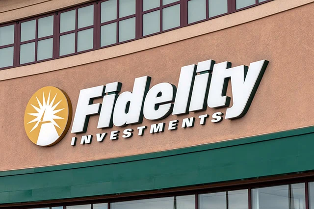 9 Best Fidelity Index Funds to Buy 2 a fidelity sign above an office.