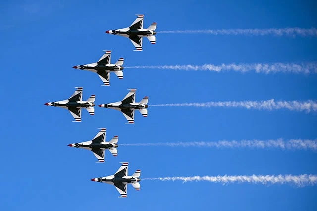 a group of f-16 jets.