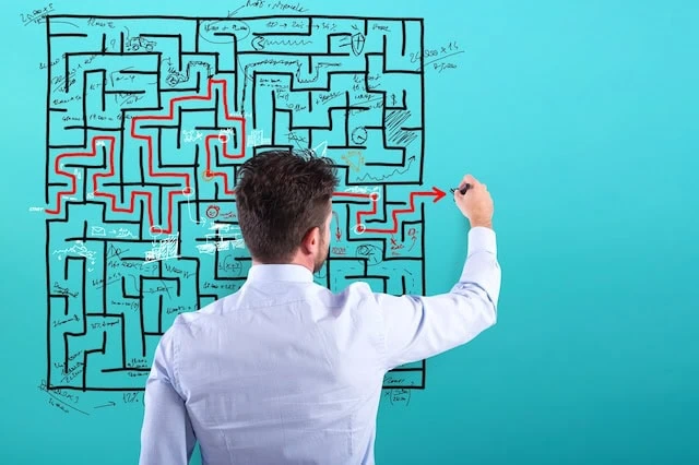 Are Financial Advisors Only for Inexperienced Investors? 2 maze decision board advisor 640