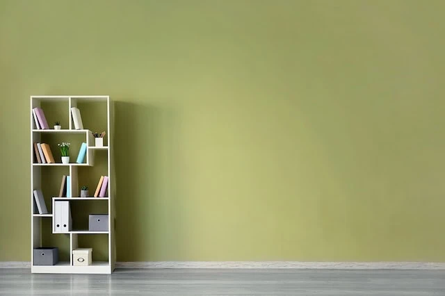 What Is the 90/90 Minimalism Rule? 4 minimalism bookshelf 90 rule