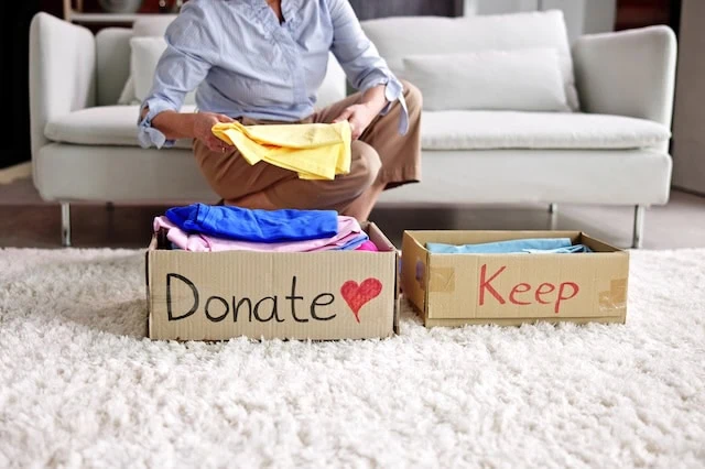 What Is the 90/90 Minimalism Rule? 3 minimalims decluttering 90n rule donate